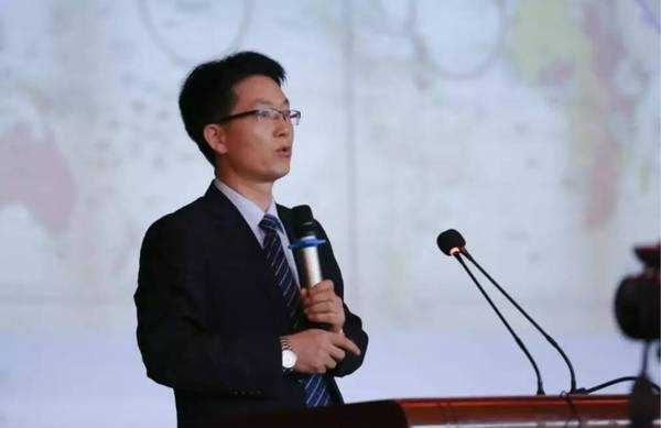 巩建华校友会长论坛做报告.jpg 巩建华校友会长论坛做报告.jpg