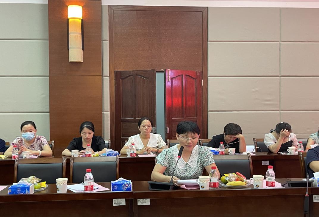 说明: 邓艳平在学校工会教师节座谈会上发言